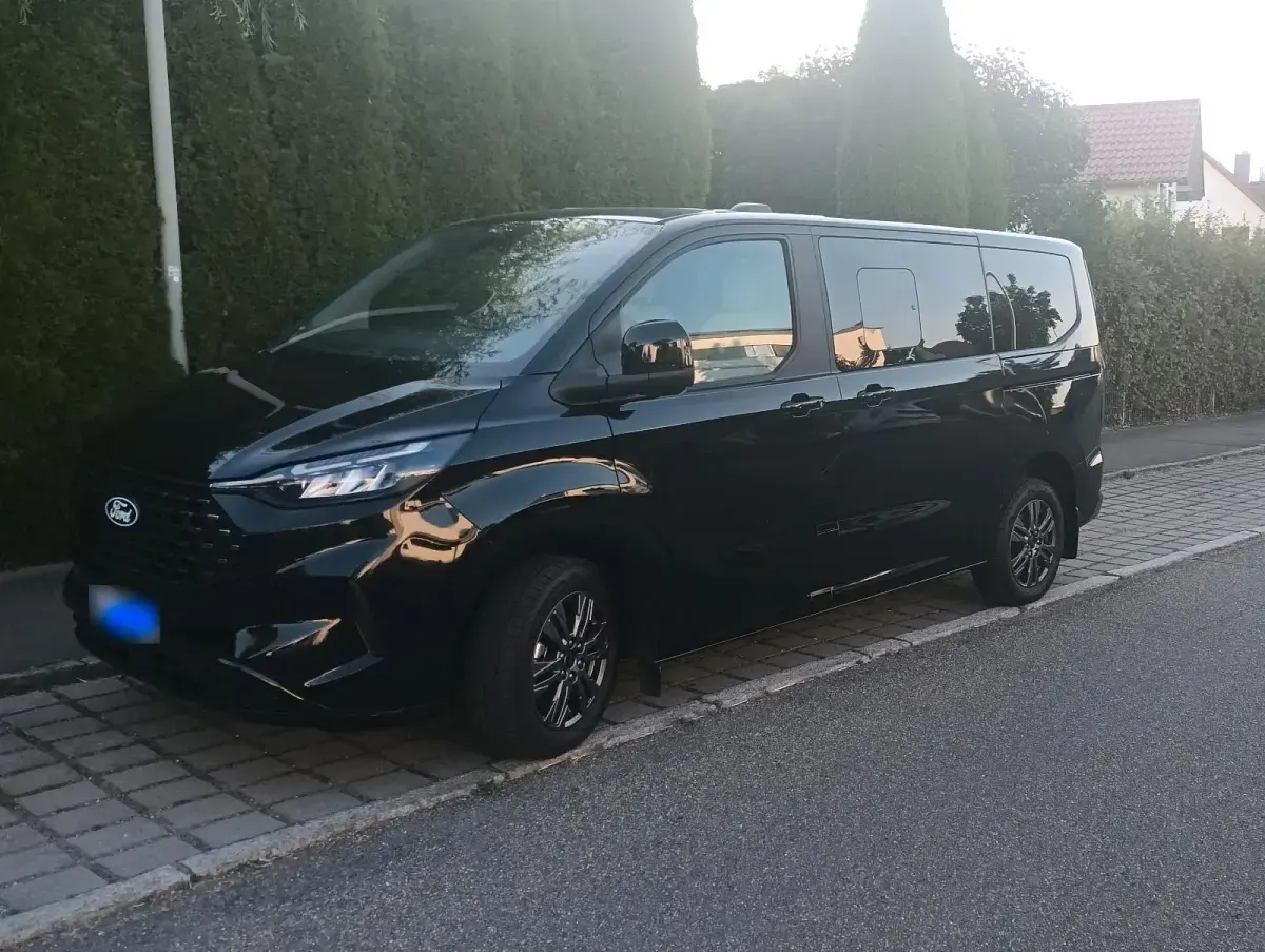 Gebraucht Ford Tourneo Custom Titanium 136 PS (100 kW) 2025 Schwarz Van