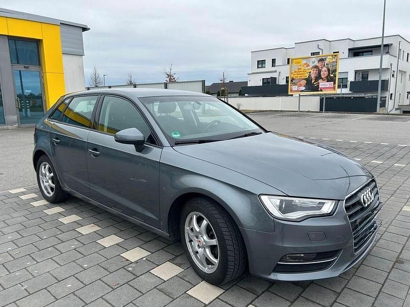Gebraucht Audi A3 Attraction 110 PS (80 kW) 2015 Grau Limousine