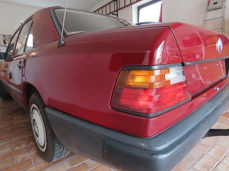Gebraucht Mercedes 250 94 PS (69 kW) 1989 Rot Limousine