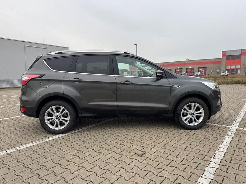 Gebraucht Ford Kuga Titanium 150 PS (110 kW) 2017 Grau SUV