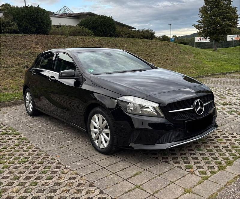 Schwarz Gebraucht 2018 Mercedes A180 Limousine | 17.599 € (Etwas zu teuer) - Bild 1/4