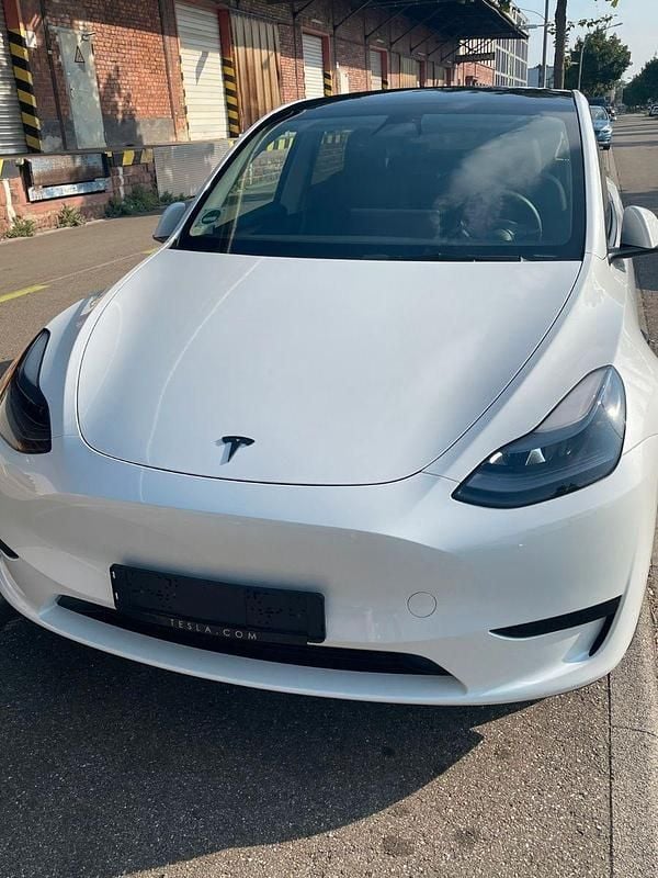 Weiß Gebraucht 2024 Tesla Model Y RWD SUV | 35.650 € (Guter Preis) - Bild 1/4