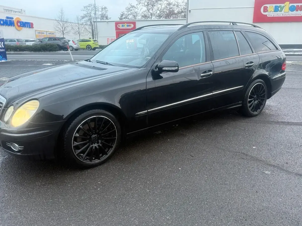 Używany Mercedes E500 387 KM (284 kW) 2006 Czarny Kombi