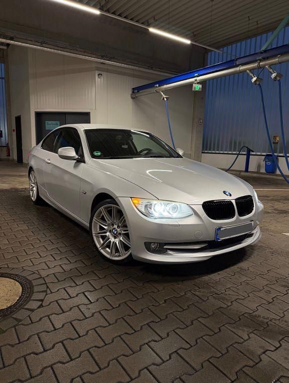 Silber Gebraucht 2012 BMW 320 Coupé | 6.500 € (Superpreis) - Bild 1/4