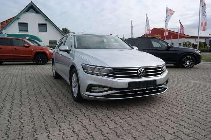 Reflexsilber metallic Gebraucht 2021 VW Passat Kombi | 22.699 € (Guter Preis) - Bild 1/4