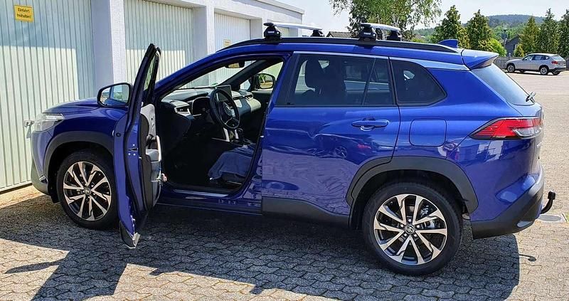 Blau Gebraucht 2023 Toyota Corolla Cross Team SUV | 36.900 € (Teuer) - Bild 1/4