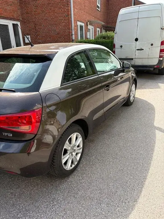 Gebraucht Audi A1 Attraction 86 PS (63 kW) 2011 Braun Kleinwagen