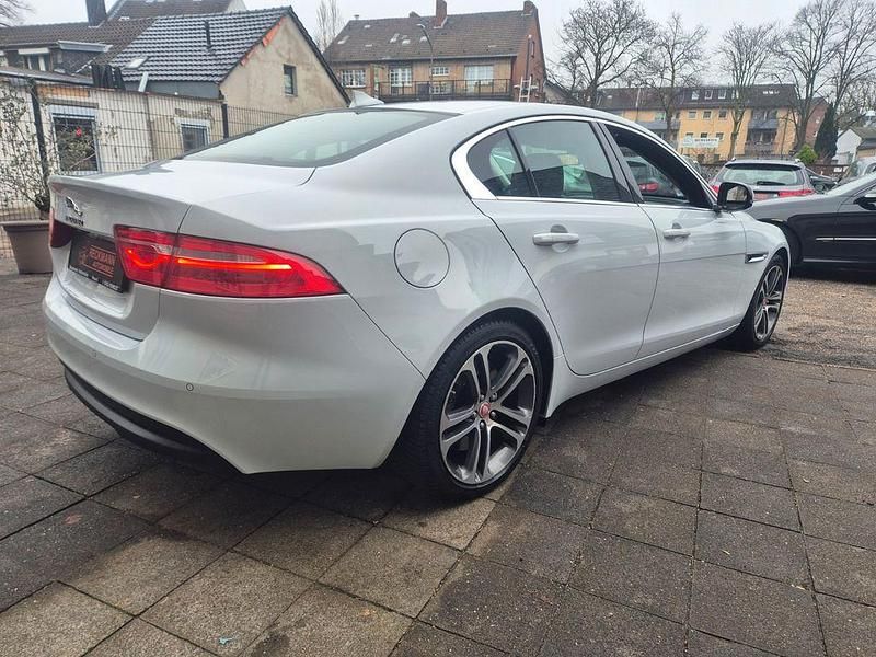 Gebraucht Jaguar XE Prestige 200 PS (147 kW) 2015 Weiß Limousine