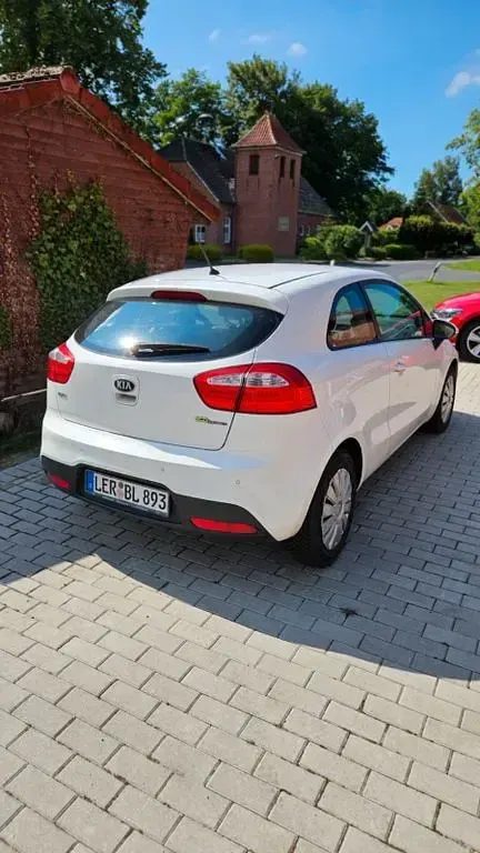 Gebraucht Kia Rio Edition 7 86 PS (63 kW) 2013 Weiß Limousine