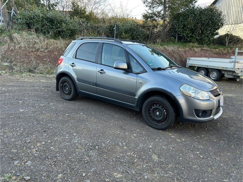 Grau Gebraucht 2007 Suzuki SX4 Comfort Limousine | 3.750 € (Etwas zu teuer) - Bild 1/4