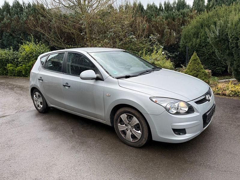 Gebraucht Hyundai i30 Comfort 109 PS (80 kW) 2009 Silber Limousine