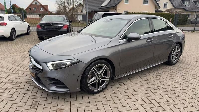 Grau Gebraucht 2020 Mercedes A200 AMG line Limousine | 27.499 € (Fairer Preis) - Bild 1/4