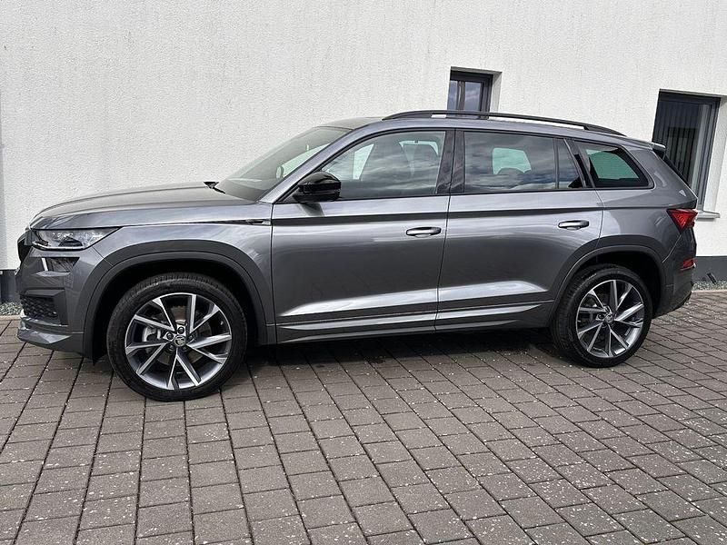 Grau Gebraucht 2024 Skoda Kodiaq SportLine SUV | 45.500 € (Fairer Preis) - Bild 1/4
