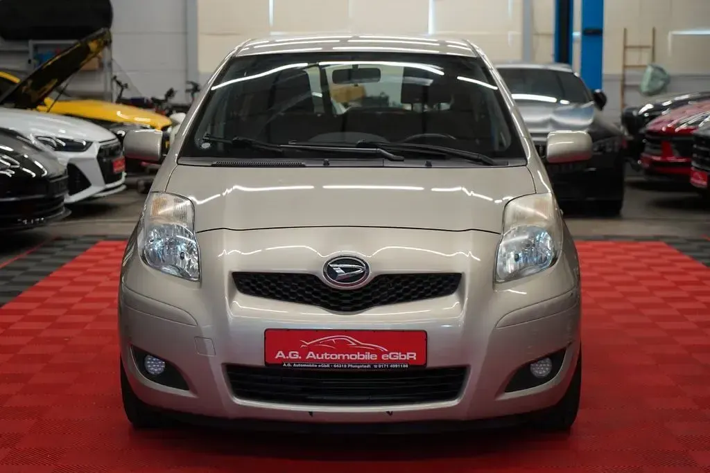 Gebraucht Daihatsu Charade 101 PS (74 kW) 2012 Beige Limousine