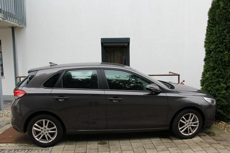 Braun Gebraucht 2018 Hyundai i30 Kleinwagen | 17.000 € (Fairer Preis) - Bild 1/4
