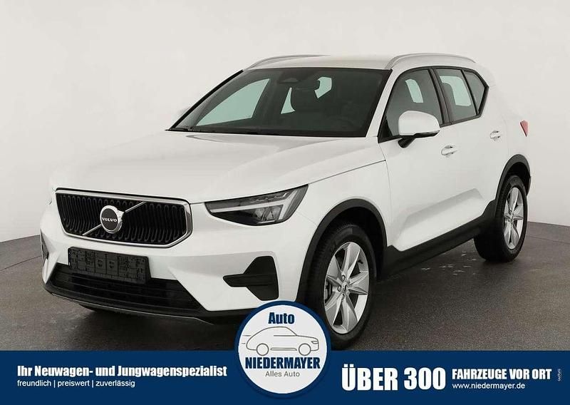 Crystal white perlglanzeffekt Neu 2025 Volvo XC40 Core SUV | 35.495 € - Bild 1/4