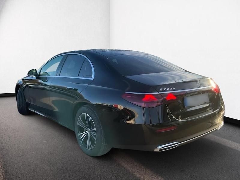 Gebraucht Mercedes E200 Avantgarde 163 PS (119 kW) 2025 Unilack schwarz Limousine