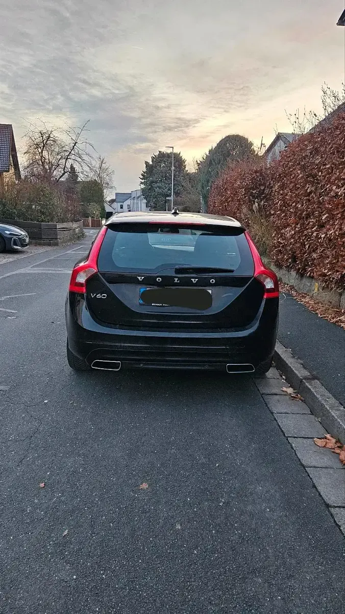 Gebraucht Volvo V60 190 PS (139 kW) 2016 Schwarz Kombi