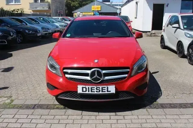 Gebraucht Mercedes A180 109 PS (80 kW) 2014 Rot Kleinwagen