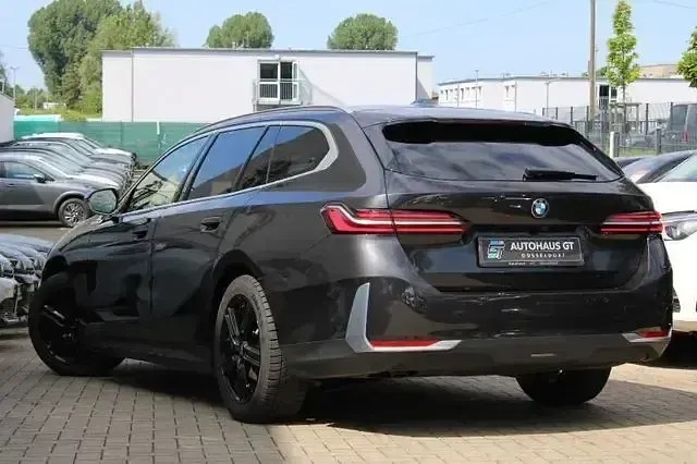 Gebraucht BMW 520 Sport Line 197 PS (144 kW) 2025 Sophistograu Kombi