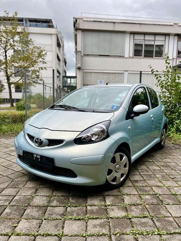 Blau Gebraucht 2005 Toyota Aygo City Kleinwagen | 3.290 € (Teuer) - Bild 1/4
