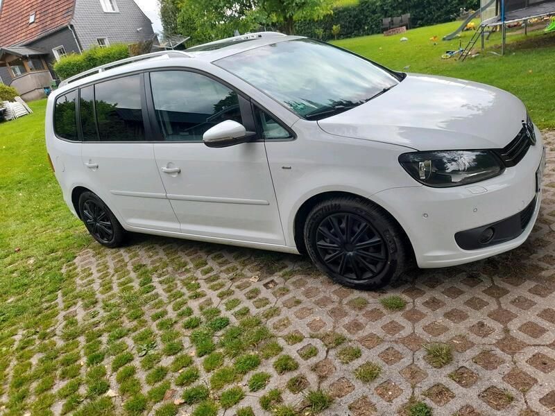 Weiß Gebraucht 2014 VW Touran Van / Kleinbus | 10.900 € (Teuer) - Bild 1/4