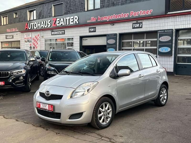 Grau Gebraucht 2012 Toyota Yaris Limousine | 3.950 € (Superpreis) - Bild 1/3