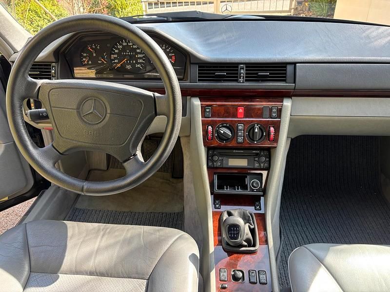 Second-hand Mercedes E200 136 CP (100 kW) 1997 Albastru Cabrio