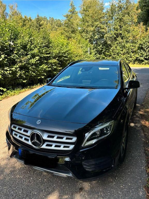 Schwarz Gebraucht 2019 Mercedes GLA200 SUV | 21.490 € (Guter Preis) - Bild 1/4