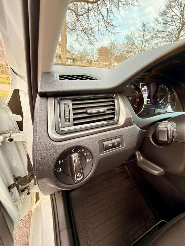 Gebraucht Skoda Rapid Joy 90 PS (66 kW) 2016 Weiß Kleinwagen