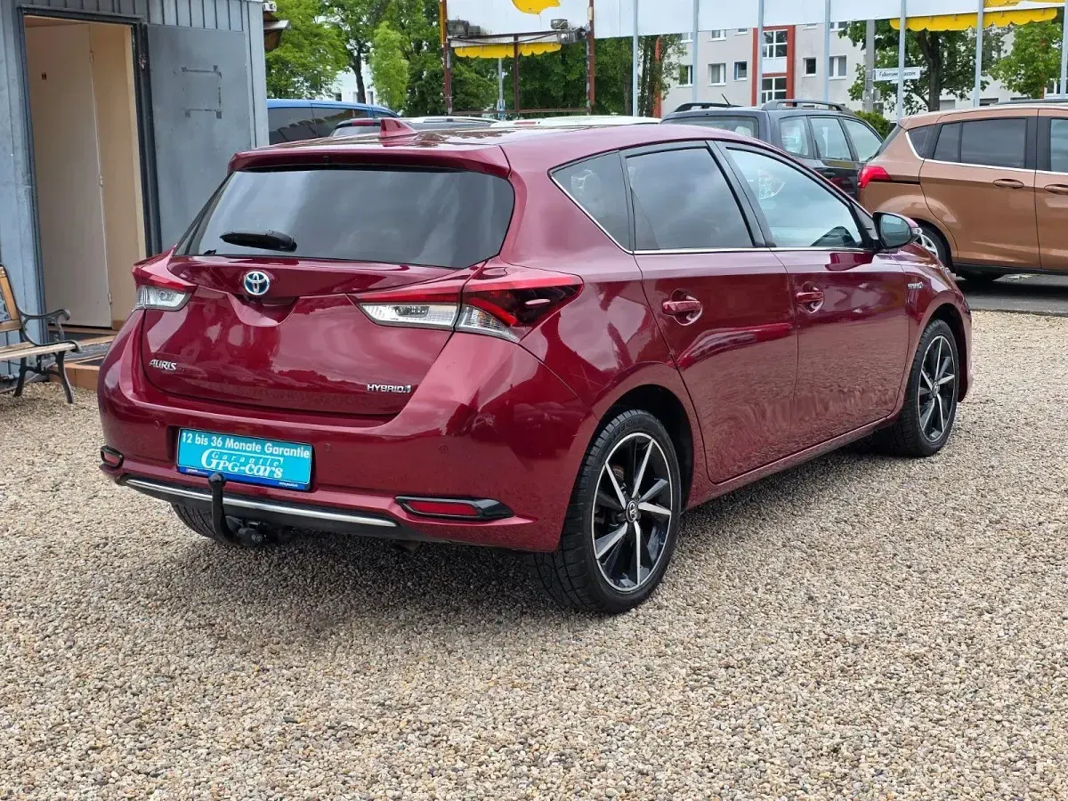 Gebraucht Toyota Auris Hybrid 136 PS (100 kW) 2018 Rot Limousine