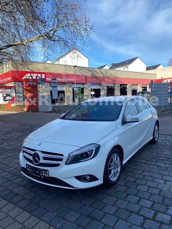 Gebraucht Mercedes A180 122 PS (89 kW) 2012 Weiß Limousine