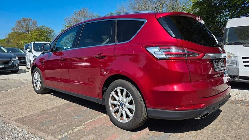Używany Ford S-MAX Titanium 179 KM (131 kW) 2017 Czerwony Minivan