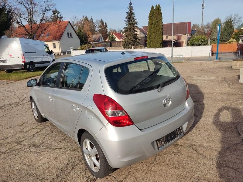 Gebraucht Hyundai i20 Comfort 77 PS (56 kW) 2009 Silber Kleinwagen
