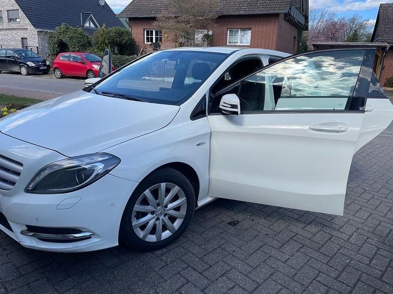 Gebraucht Mercedes B180 109 PS (80 kW) 2012 Weiß Van / Kleinbus