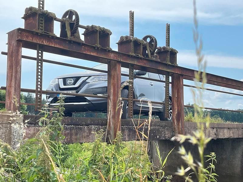 Grau Gebraucht 2018 Nissan X-Trail Tekna SUV | 20.700 € (Etwas zu teuer) - Bild 1/4