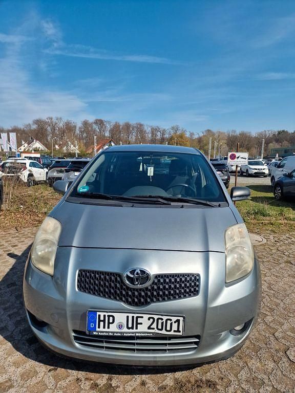 Gebraucht Toyota Yaris 69 PS (50 kW) 2005 Silber Limousine