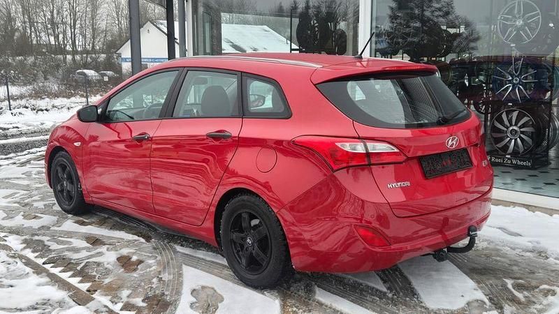 Gebraucht Hyundai i30 Classic 90 PS (66 kW) 2013 Rot Kombi