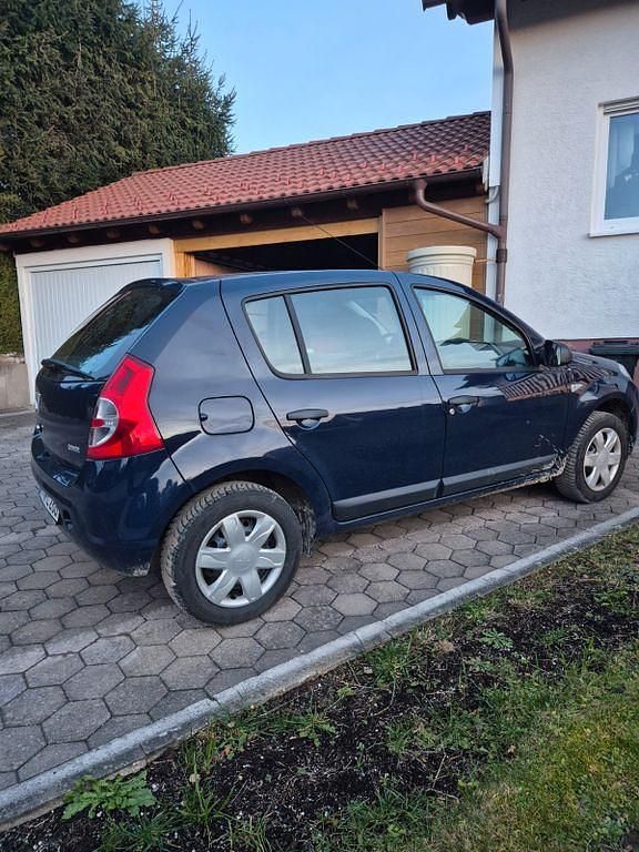 Blau Gebraucht 2010 Dacia Sandero Ambiance Limousine | 3.000 € (Fairer Preis) - Bild 1/4