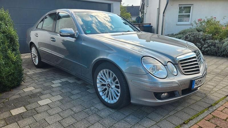 Grau Gebraucht 2008 Mercedes E300 Business Limousine | 8.400 € - Bild 1/4