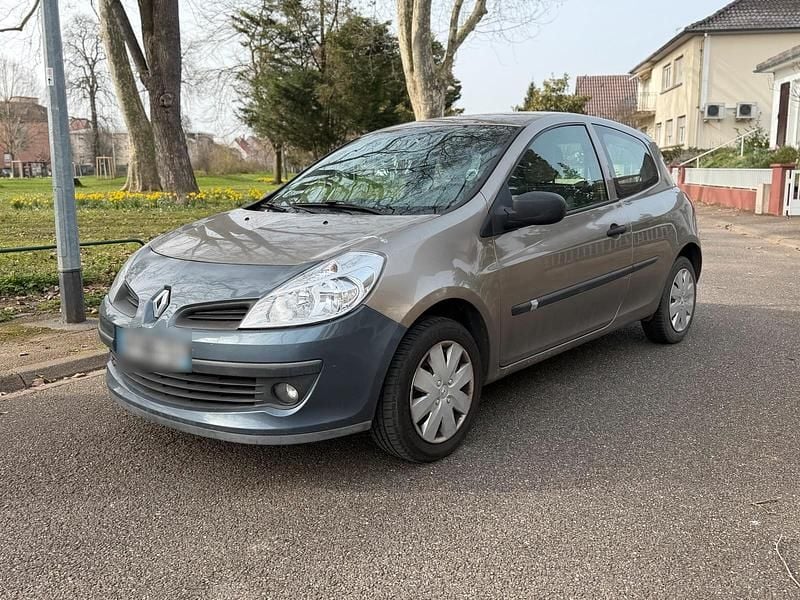 Gebraucht Renault Clio III 65 PS (47 kW) 2010 Gold Kleinwagen