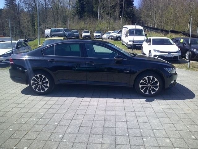 Gebraucht VW Passat Trendline 125 PS (91 kW) 2018 Deep black perleffekt (metallic) Limousine