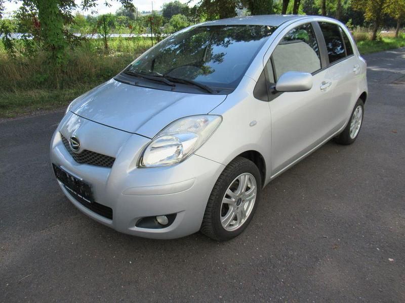 Silber Gebraucht 2011 Daihatsu Charade Kleinwagen | 6.999 € - Bild 1/4