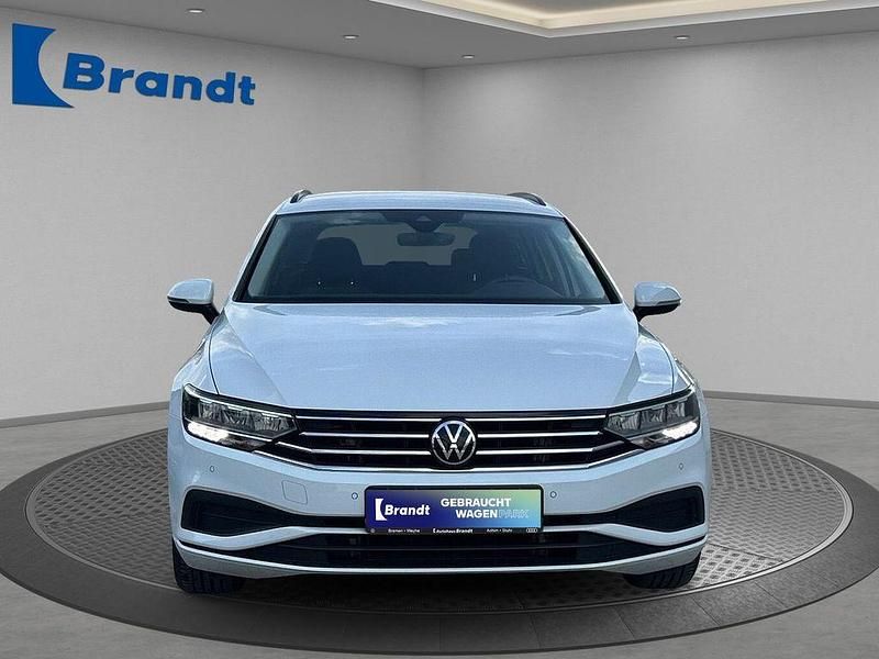 Gebraucht VW Passat Basis 150 PS (110 kW) 2021 Weiß Kombi