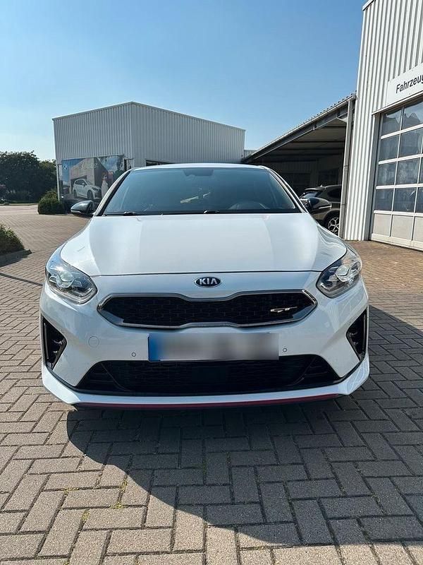 Weiß Gebraucht 2019 Kia ProCeed GT Kleinwagen | 20.500 € (Fairer Preis) - Bild 1/4