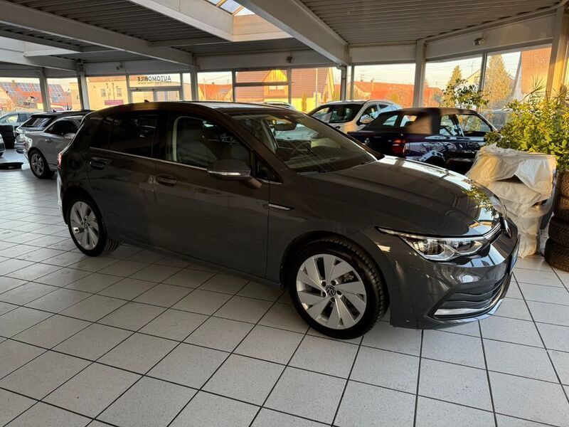 Gebraucht VW Golf VIII Style 150 PS (110 kW) 2023 Grau Limousine