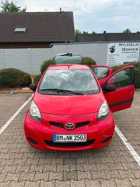 Gebraucht Toyota Aygo 68 PS (50 kW) 2009 Rot Kleinwagen