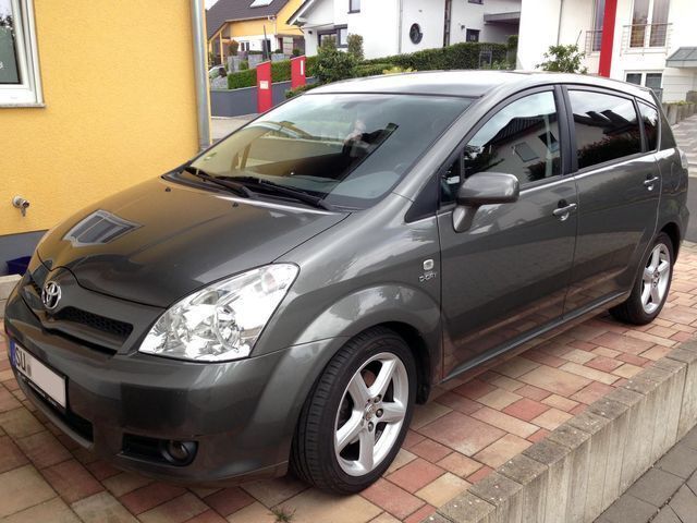 Grau Gebraucht 2005 Toyota Corolla Verso Sol Van / Kleinbus | 7.900 € - Bild 1/4