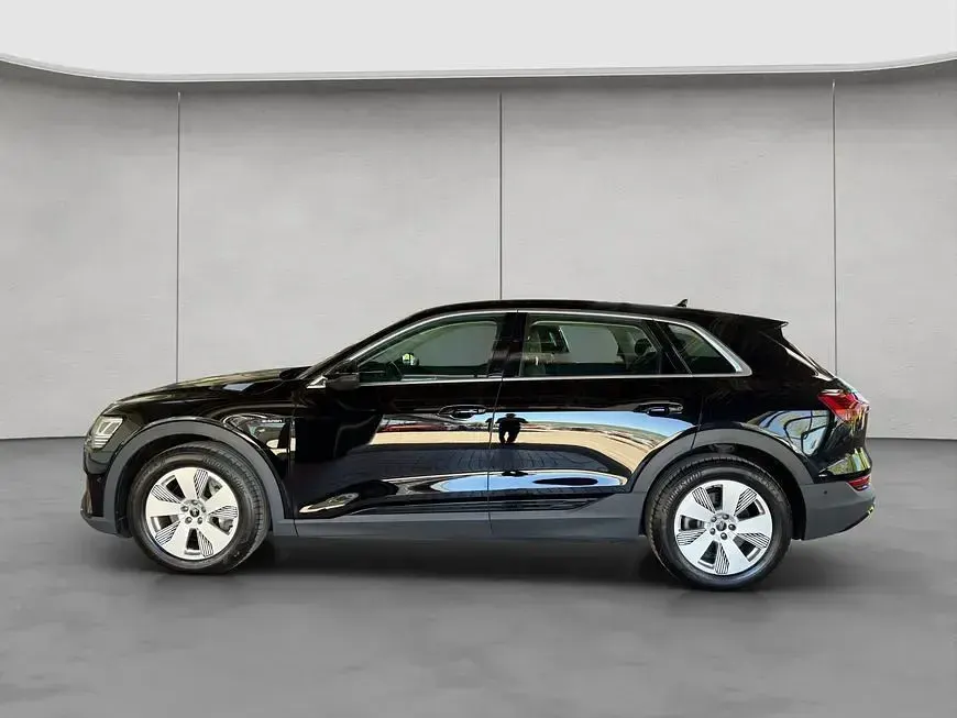 Gebraucht Audi e-tron Basis 230 kW (313 PS) 2022 Schwarz SUV