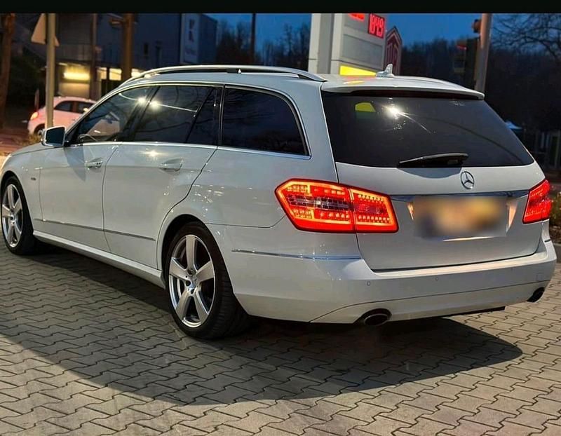 Weiß Gebraucht 2011 Mercedes E200 Kombi | 8.900 € - Bild 1/4